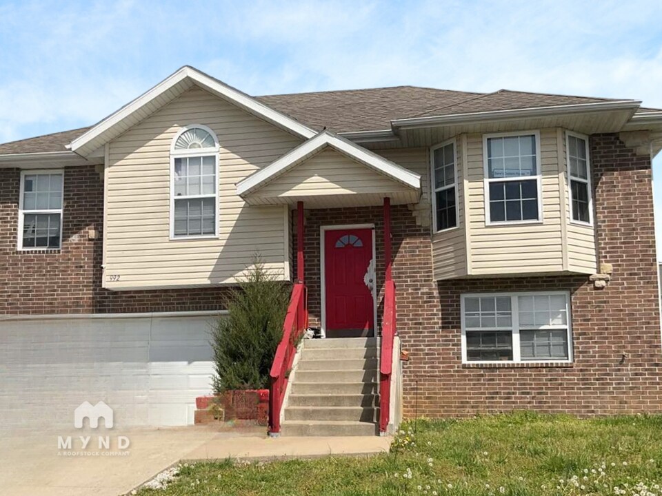 992 Hedge Dr in Nixa, MO - Building Photo