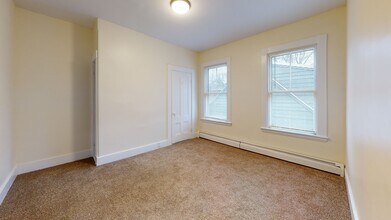 69 Holworthy St, Unit 2 in Cambridge, MA - Building Photo - Building Photo