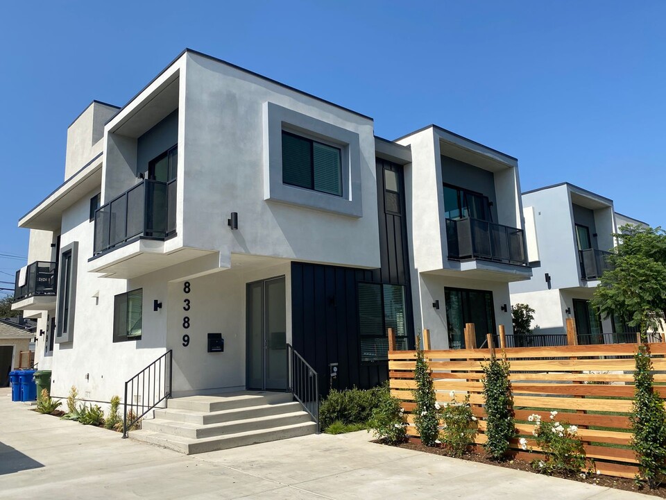 8389-91 Dunbarton Ave, Unit 433 in Los Angeles, CA - Building Photo