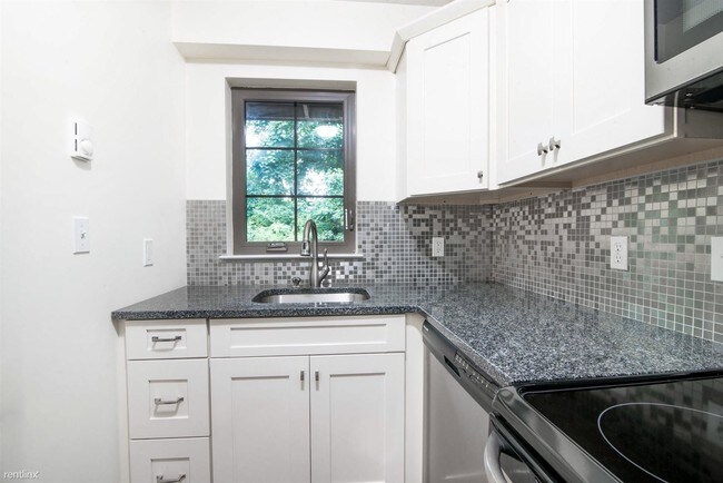 8 Oakwood Ave in Norwalk, CT - Building Photo - Building Photo