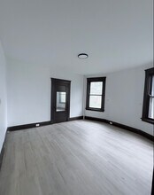 2241 Burnet Ave in Cincinnati, OH - Foto de edificio - Building Photo