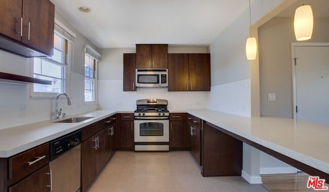 1440 Elkgrove Cir in Los Angeles, CA - Building Photo - Building Photo