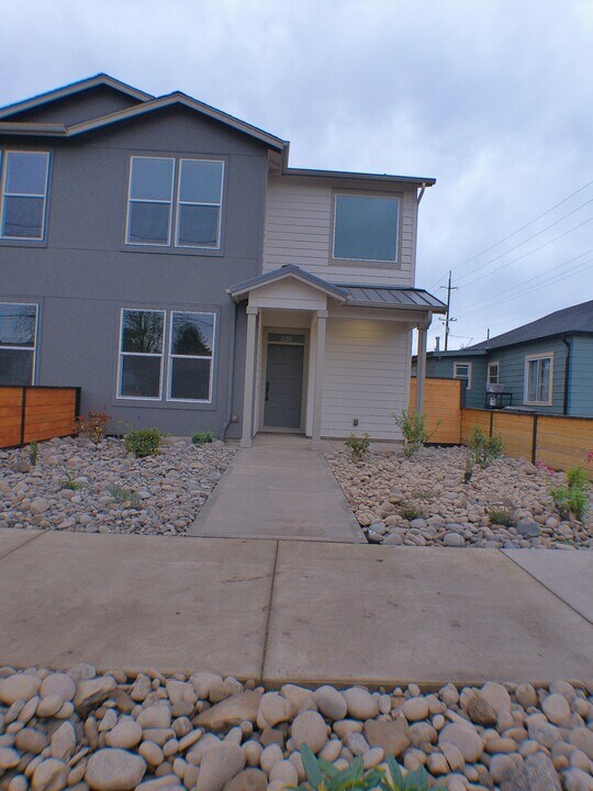 563 1/2-MHH8528 S 7th St in Independence, OR - Building Photo