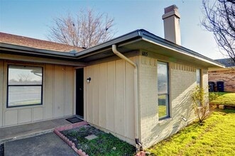 6815 W Cleburne Rd in Fort Worth, TX - Building Photo - Building Photo