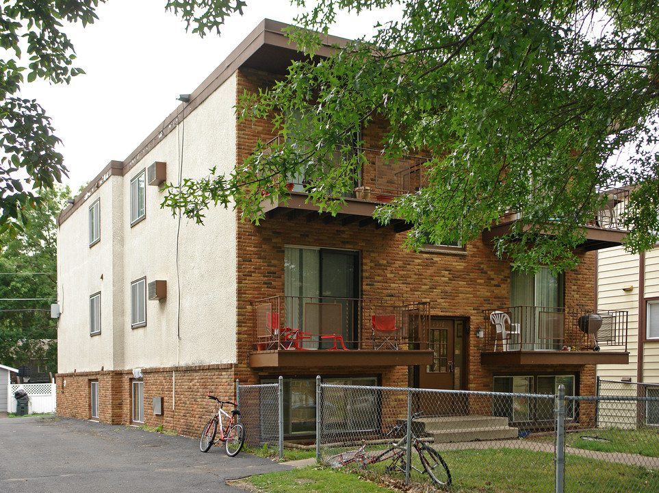 Hilltop Apartment in St. Paul, MN - Building Photo