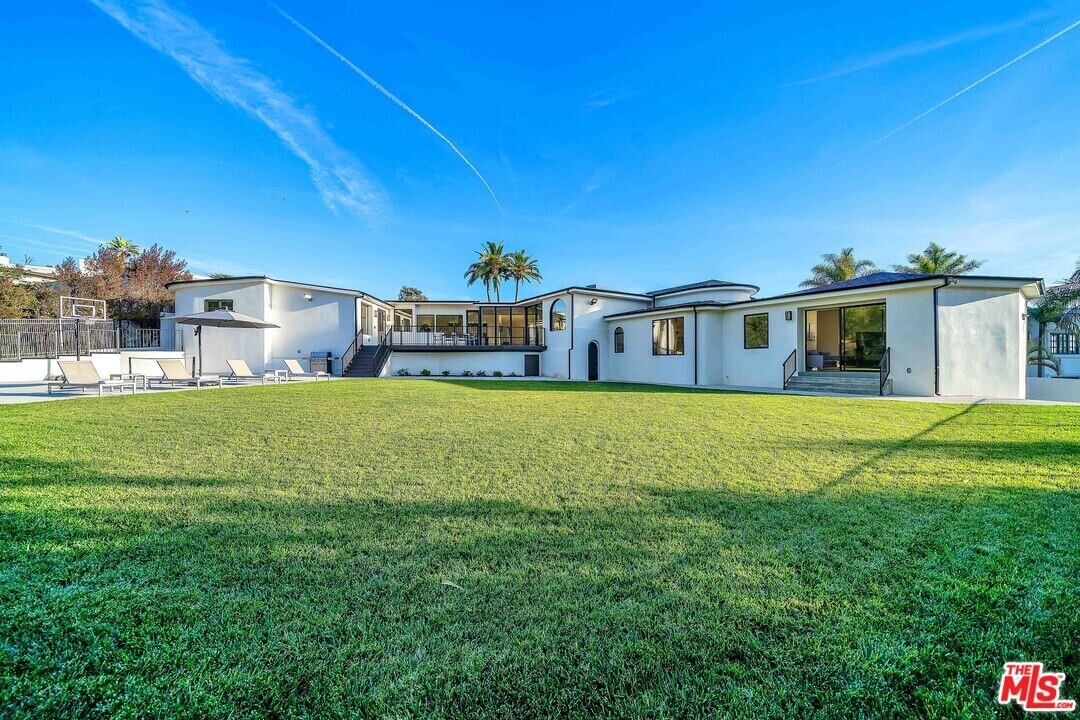 350 Bellino Dr in Los Angeles, CA - Building Photo