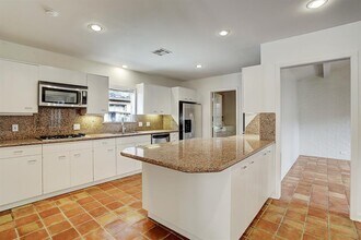 6139 Chevy Chase Dr in Houston, TX - Building Photo - Building Photo
