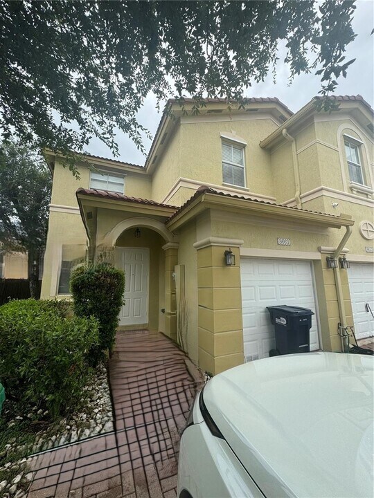 8663 NW 112th Pl in Doral, FL - Foto de edificio