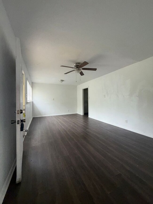 property at 913 W Kern Rd