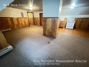 98 N Main St in Hartford, VT - Building Photo - Building Photo