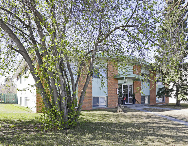 1831 14th Ave NE in Calgary, AB - Building Photo - Building Photo