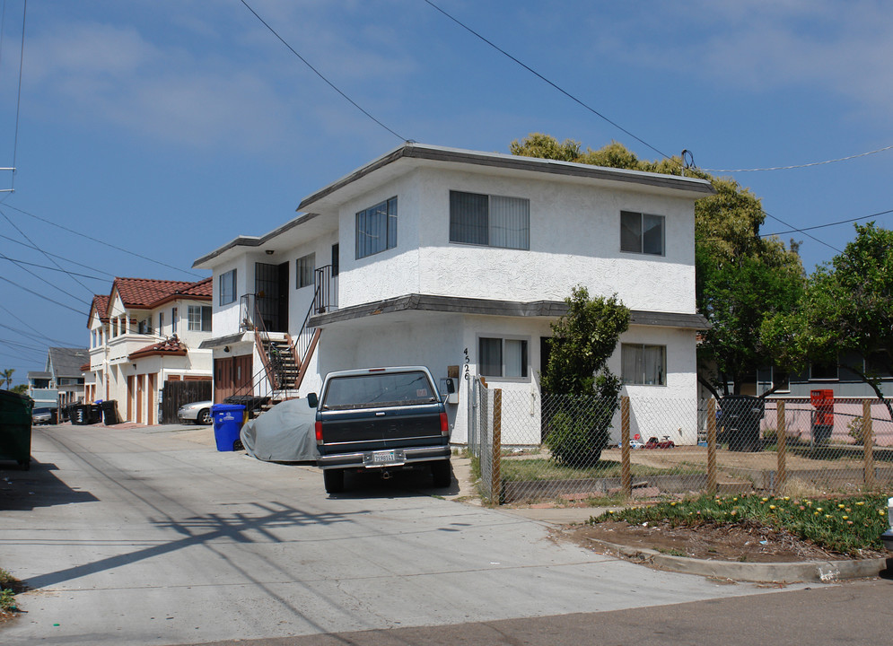 4526 Haines St in San Diego, CA - Foto de edificio