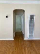 1327 S Gramercy Pl in Los Angeles, CA - Foto de edificio - Building Photo