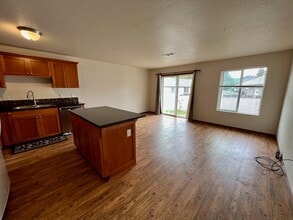 297 Sowell Dr in Shady Cove, OR - Foto de edificio - Building Photo