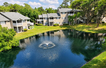 Lake Crossing Apartments in Gainesville, FL - Foto de edificio - Building Photo