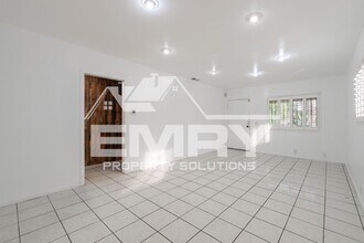 6221 Fishburn Ave in Bell, CA - Foto de edificio - Building Photo