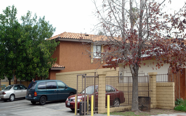 1517 N Lugo Ave in San Bernardino, CA - Foto de edificio - Building Photo