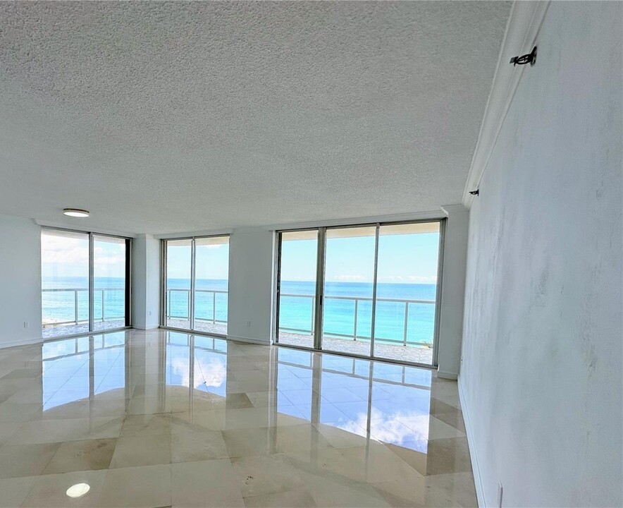 8855 Collins Ave, Unit 8A in Surfside, FL - Foto de edificio