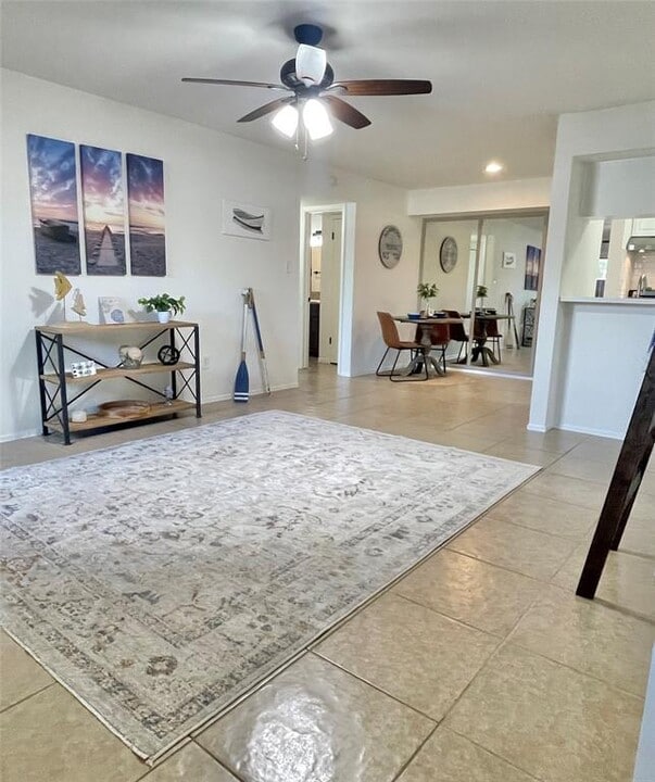 3300 Pebblebrook Dr in Seabrook, TX - Building Photo