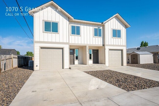 1070 S Grand Dr, Unit A in Moses Lake, WA - Building Photo - Building Photo