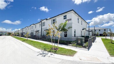 12476 SW 248th St in Princeton, FL - Foto de edificio - Building Photo