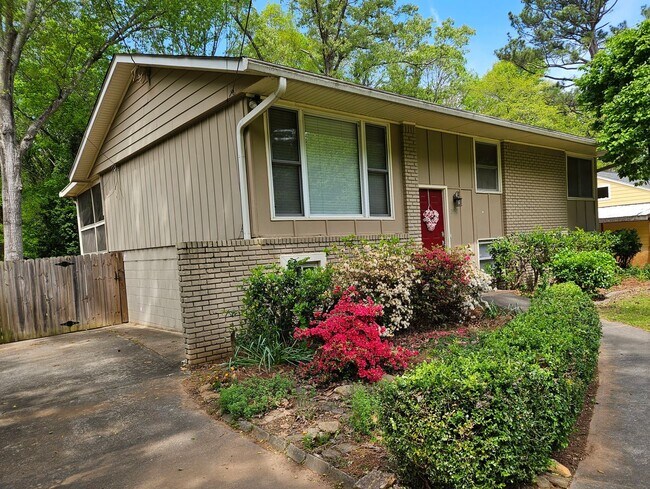 2450 Spring Rd SE in Smyrna, GA - Building Photo - Building Photo