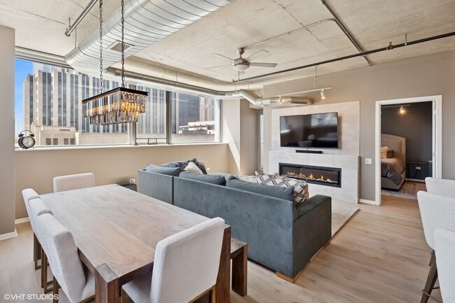 240 E Illinois St, Unit 607 in Chicago, IL - Foto de edificio - Building Photo