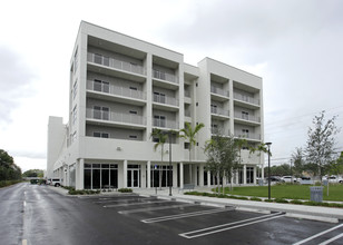 Gran Via Apartments in Miami, FL - Foto de edificio - Building Photo