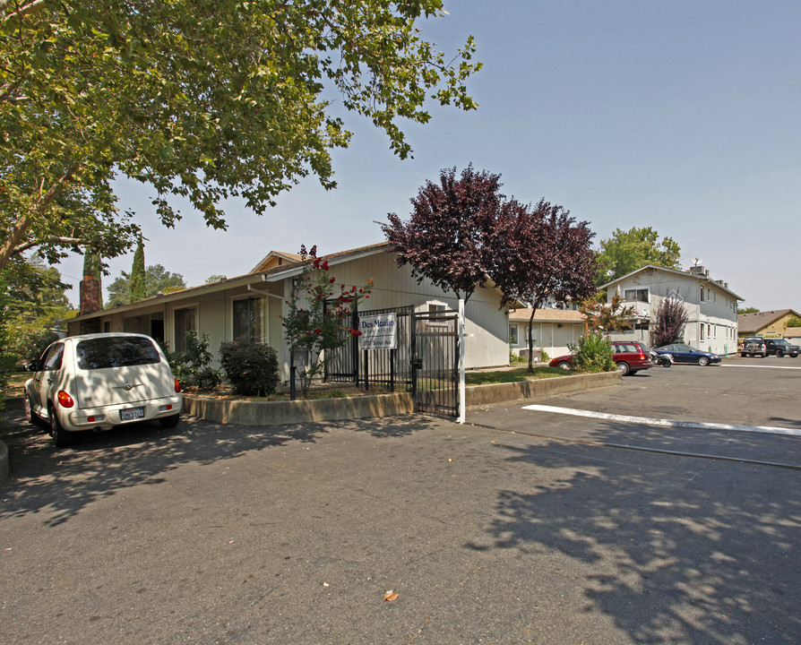 Des Moulin in Carmichael, CA - Foto de edificio