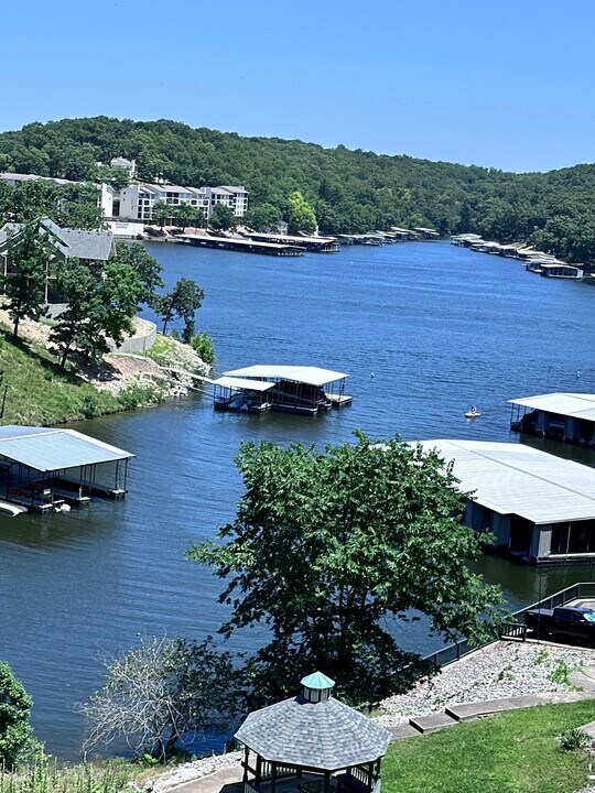 1384 Cherokee Rd in Lake Ozark, MO - Building Photo