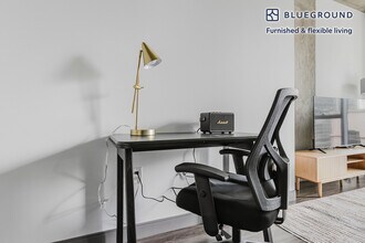 215 W Lake St in Chicago, IL - Building Photo - Building Photo