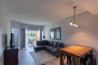 2040 Greenview Shores Blvd in West Palm Beach, FL - Foto de edificio - Building Photo