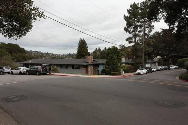 2220 Lake Rd in Belmont, CA - Building Photo