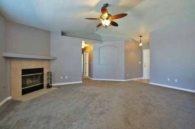 973 Himalaya Ln in Lemoore, CA - Building Photo - Building Photo