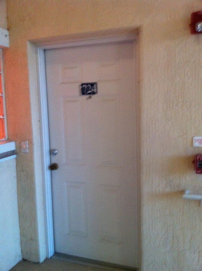 1145 Golden Lakes Blvd, Unit 715 in West Palm Beach, FL - Building Photo - Building Photo