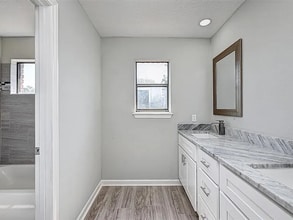 911 Montview Dr in Katy, TX - Foto de edificio - Building Photo