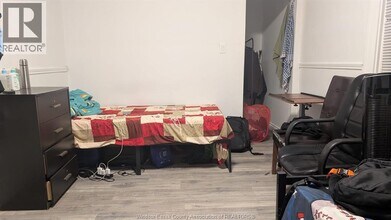 237-237 Crawford Ave in Windsor, ON - Building Photo - Building Photo