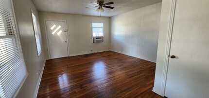 117 Austin St in McGregor, TX - Building Photo - Building Photo