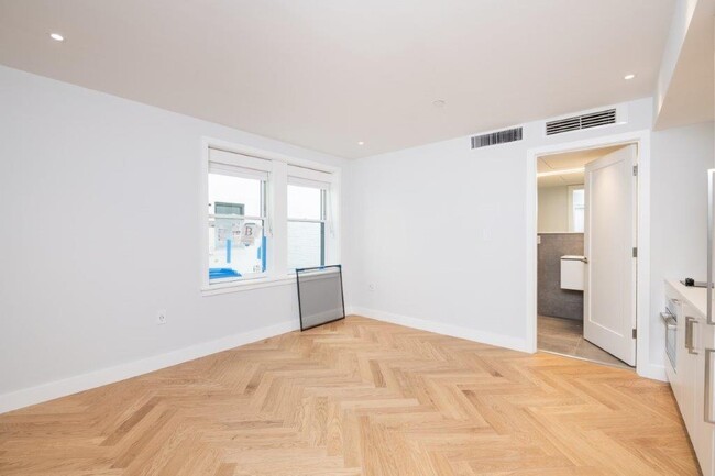 24 Commonwealth Ave, Unit 305 in Boston, MA - Building Photo - Building Photo