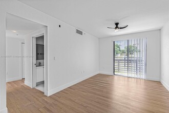 16955 SW 100th Ave in Miami, FL - Building Photo - Building Photo