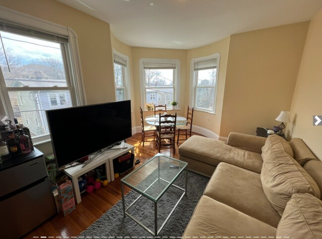 48 Lowell St, Unit 2 in Somerville, MA - Foto de edificio - Building Photo