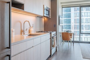 123 E Roosevelt Rd in Chicago, IL - Building Photo