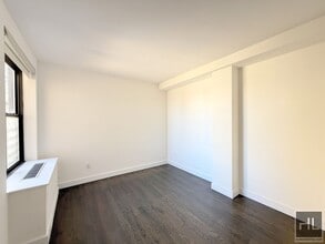 NO fee 1 bed 1 bath on the 22nd floor - Su in New York, NY - Building Photo - Building Photo