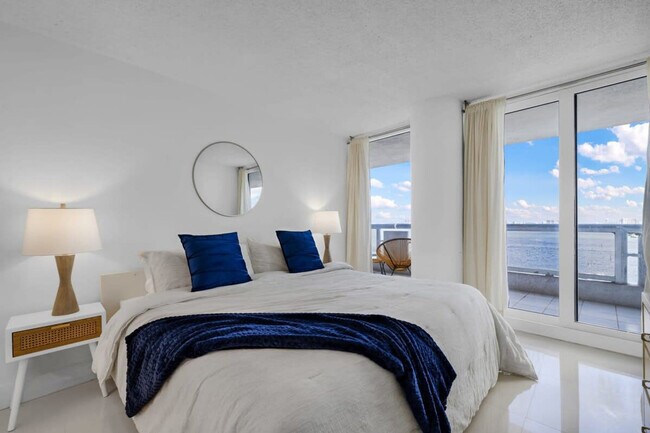 1717 N Bayshore Dr in Miami, FL - Building Photo - Building Photo