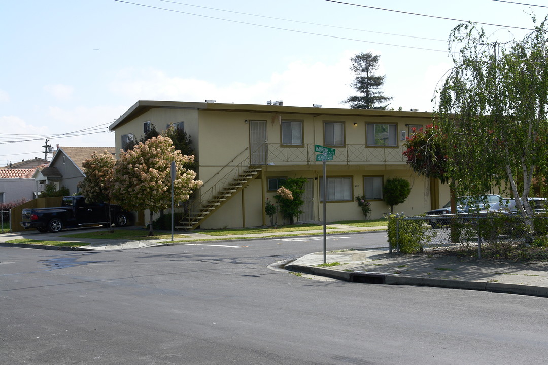 207 Madrone St in Redwood City, CA - Building Photo