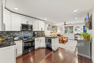 102 Lynhaven Dr in Alexandria, VA - Foto de edificio - Building Photo