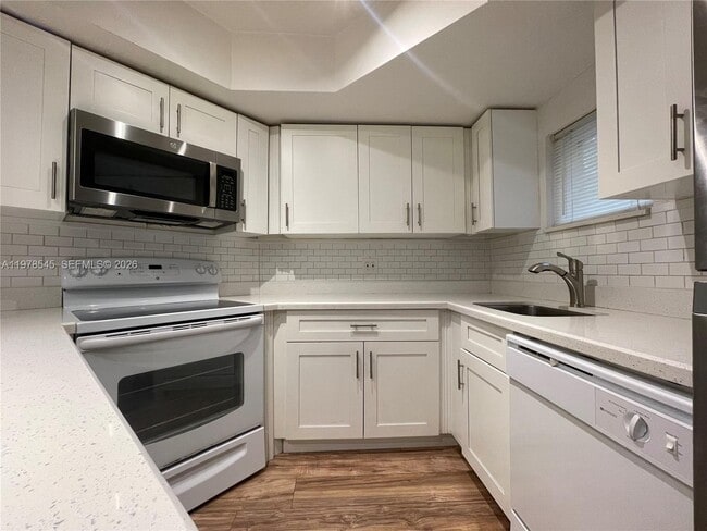 8323 Lake Dr in Doral, FL - Building Photo - Building Photo