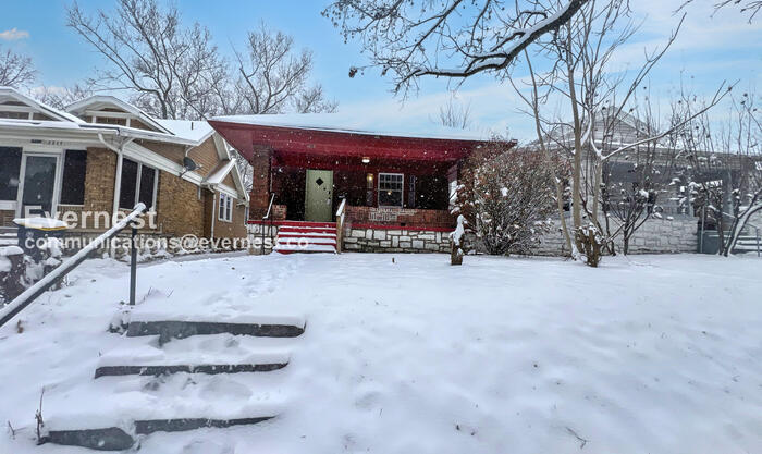 2215 E Gregory Blvd in Kansas City, MO - Building Photo