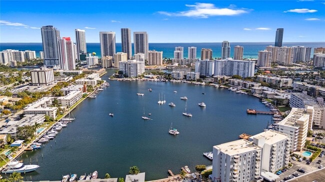 2200 Diana Dr in Hallandale Beach, FL - Building Photo - Building Photo