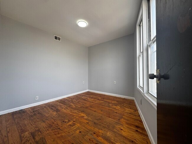 565 Ocean Ave in Jersey City, NJ - Building Photo - Building Photo